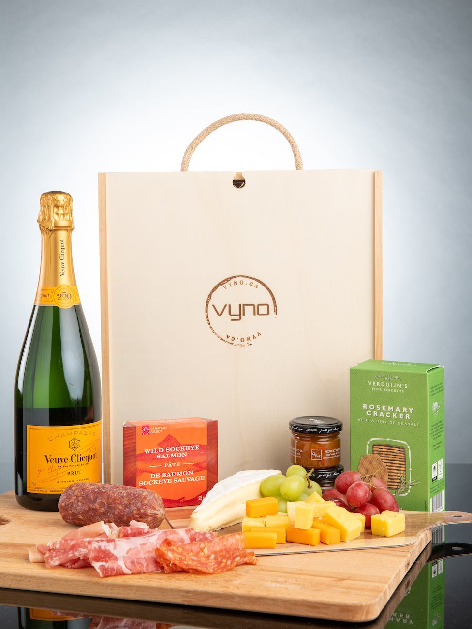 Charcuterie Gift Set | Exquisite Wine & Alcohol Gift Delivery Toronto Canada | Vyno